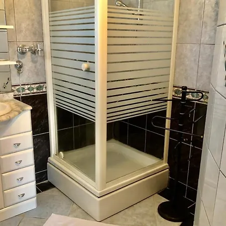 Latina With 6 And A Shared Pool Apartmán Vir