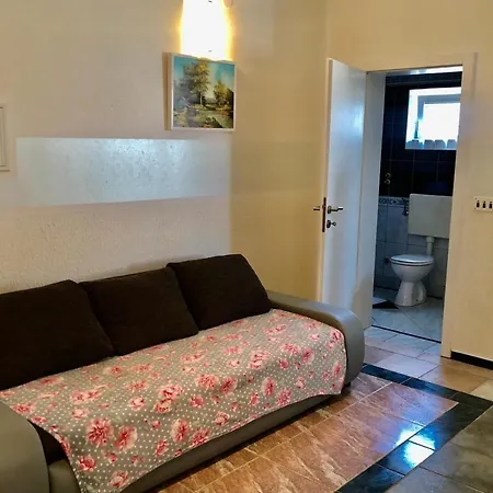 Latina With 6 And A Shared Pool Apartmán *