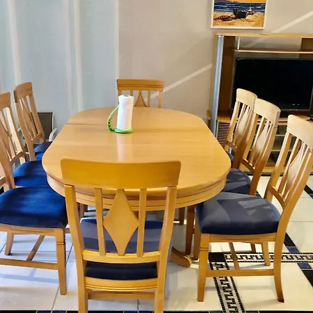 Latina With 6 And A Shared Pool Apartmán Vir
