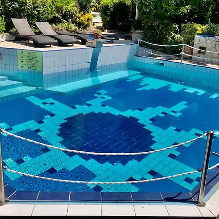 Latina With 6 And A Shared Pool Apartmán Vir