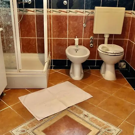 Latina With 6 And A Shared Pool Apartmán Vir