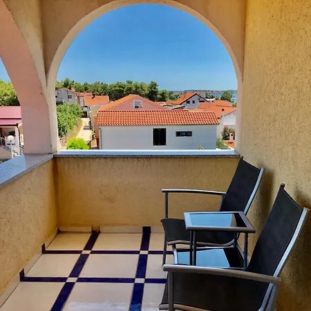 Latina With 6 And A Shared Pool Apartmán