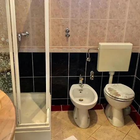 Latina With 6 And A Shared Pool Apartmán