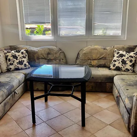 Latina With 6 And A Shared Pool Apartmán