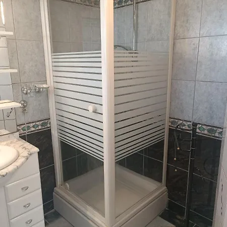 Latina With 6 And A Shared Pool Apartmán Vir