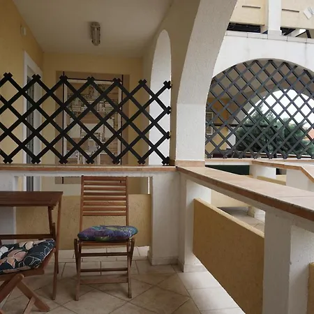 Latina With 6 And A Shared Pool Apartmán *