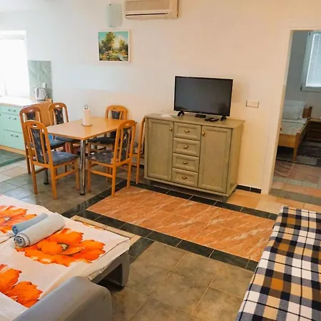 Apartmán Latina With 6 And A Shared Pool Vir