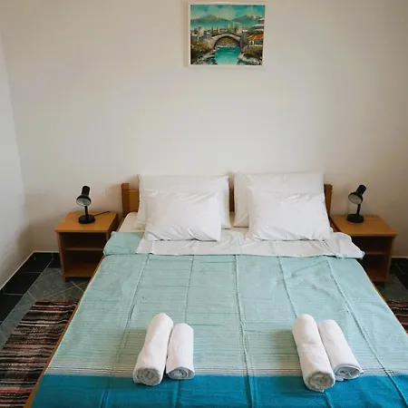 Latina With 6 And A Shared Pool Apartmán Vir