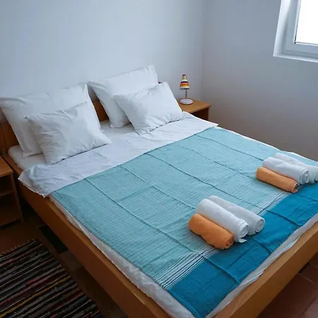 Latina With 6 And A Shared Pool Apartmán