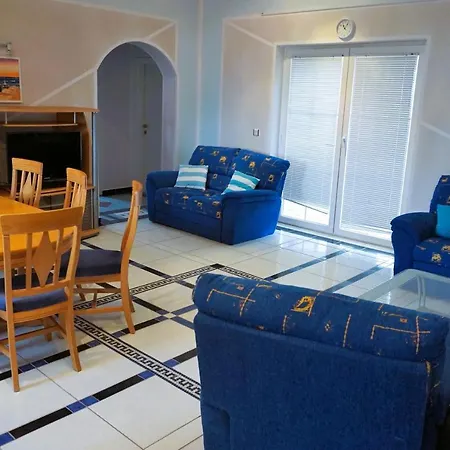 Latina With 6 And A Shared Pool Apartmán *