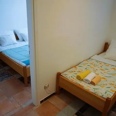 Latina With 6 And A Shared Pool Apartmán