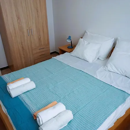 Latina With 6 And A Shared Pool Apartmán Vir