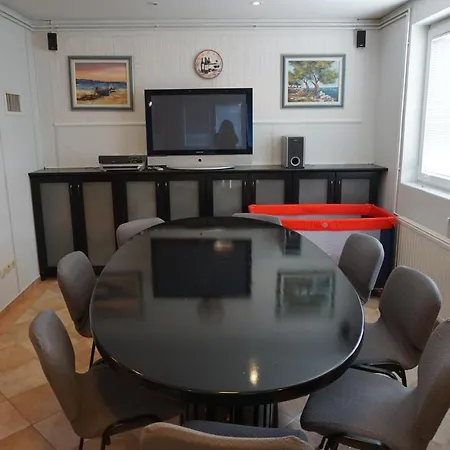 Latina With 6 And A Shared Pool Apartmán