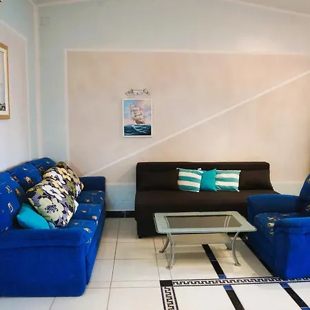 Latina With 6 And A Shared Pool Apartmán