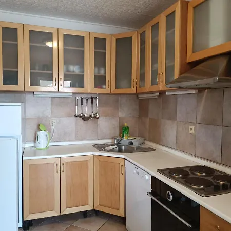 Latina With 6 And A Shared Pool Apartmán Vir