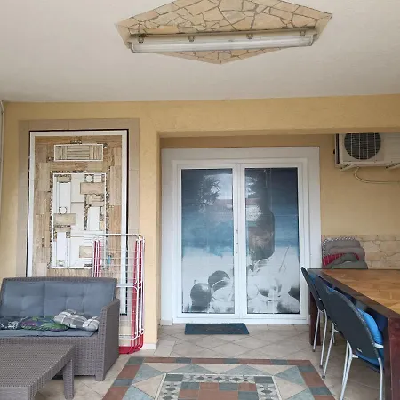 Latina With 6 And A Shared Pool Apartmán Vir