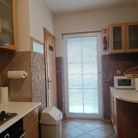 Latina With 6 And A Shared Pool Apartmán