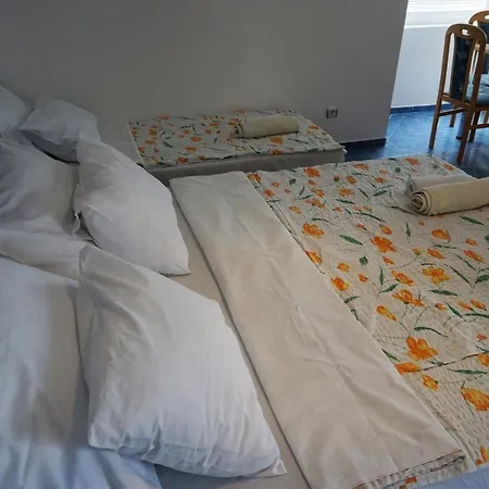 Latina With 6 And A Shared Pool Apartmán