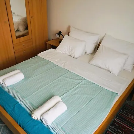 Latina With 6 And A Shared Pool Apartmán