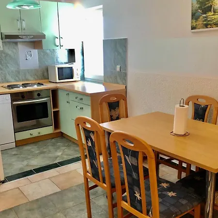 Apartament Latina With 6 And A Shared Pool *