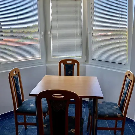 Apartament Latina With 6 And A Shared Pool *
