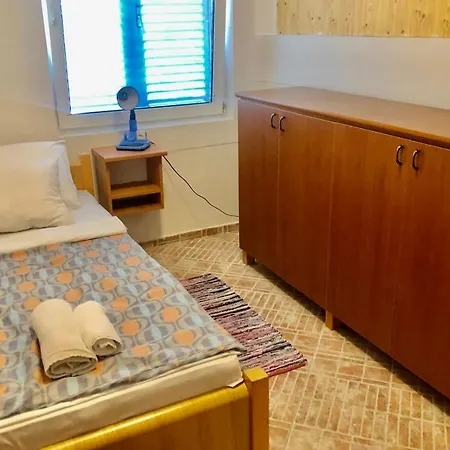 Apartament Latina With 6 And A Shared Pool *