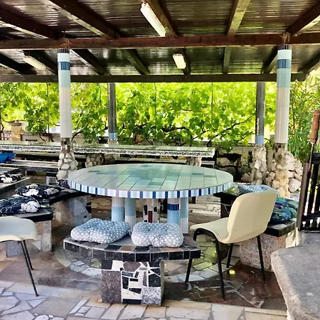 Latina With 6 And A Shared Pool