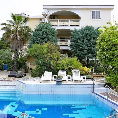Apartament Latina With 6 And A Shared Pool
