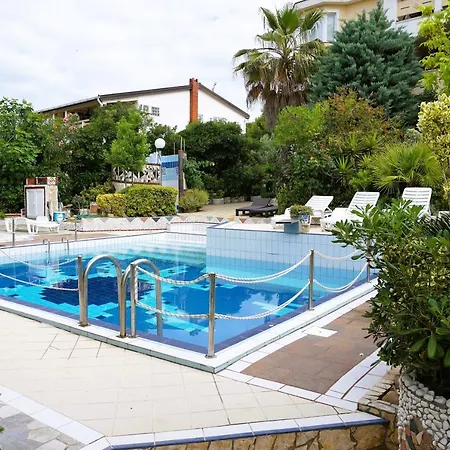 Apartment Latina With 6 And A Shared Pool *