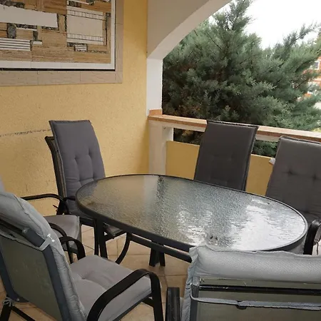 Apartment Latina With 6 And A Shared Pool *
