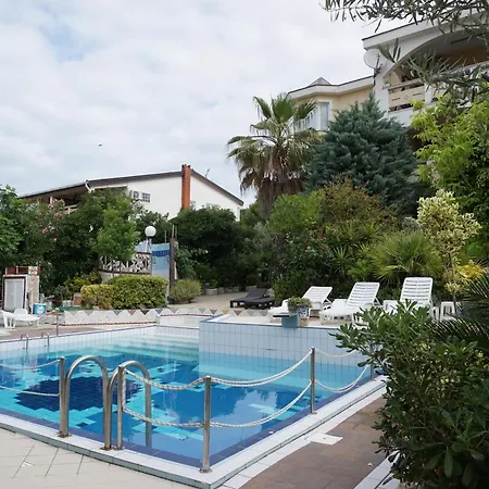 Latina With 6 And A Shared Pool *