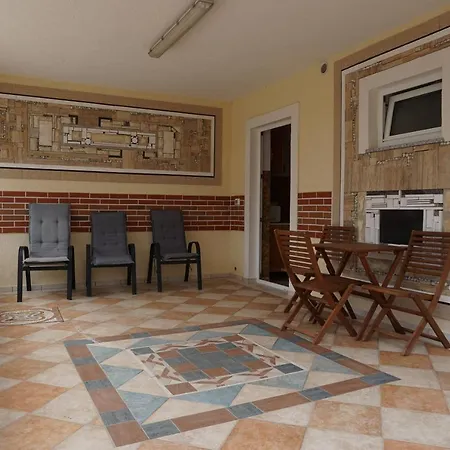 Latina With 6 And A Shared Pool Apartament