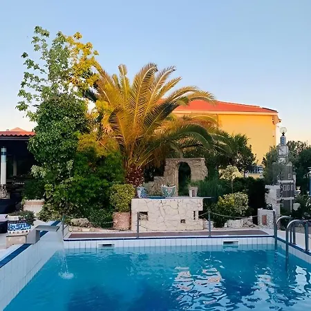Latina With 6 And A Shared Pool * Vir